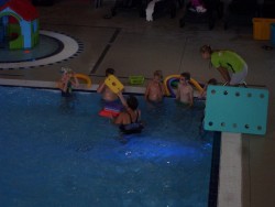 Někteří plavou v nižším bazénu,