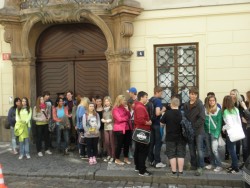 Před poslaneckou sněmovnou.