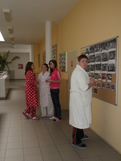 Chodba školy občas připomínala nemocnici.